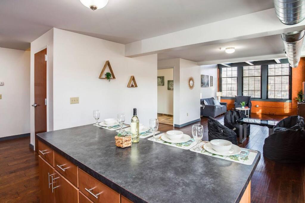 Вилла Centric Modern Loft W/ King Beds & Smart Gametable Рочестер Экстерьер фото